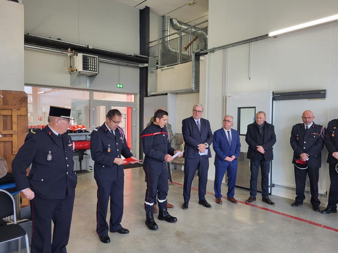 Sauvadet's tweet photo. 🧑🚒 Lors de la cérémonie de #SteBarbe au Centre d’Incendie et de Secours de #Vitteaux, j’ai tenu à réaffirmer le soutien du @CD_CotedOr aux 2.200 pompiers du @sdis21 qui se dévouent chaque jour pour assurer la sécurité de tous les habitants partout en #CôtedOr.
#Fierdenospompiers https://t.co/tAoysdtArY
