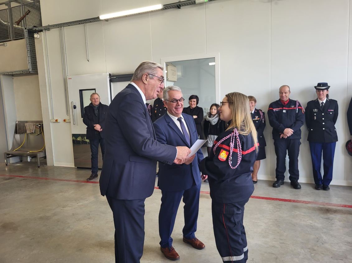 Sauvadet's tweet photo. 🧑🚒 Lors de la cérémonie de #SteBarbe au Centre d’Incendie et de Secours de #Vitteaux, j’ai tenu à réaffirmer le soutien du @CD_CotedOr aux 2.200 pompiers du @sdis21 qui se dévouent chaque jour pour assurer la sécurité de tous les habitants partout en #CôtedOr.
#Fierdenospompiers https://t.co/tAoysdtArY