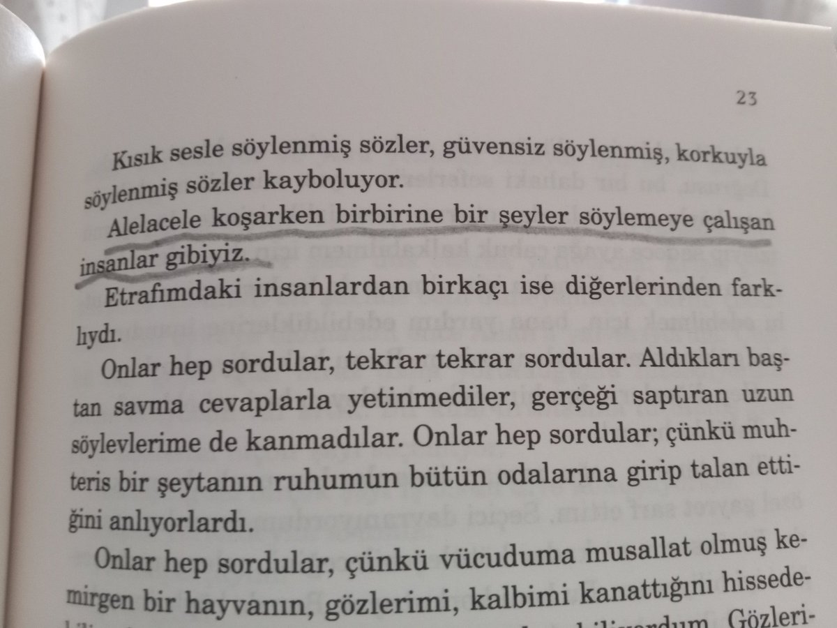 Alelacele koşarken birbirine bir şeyler
söylemeye çalışan insanlar gibiyiz. 
#tarıktufan #vesenkuşolurgidersin