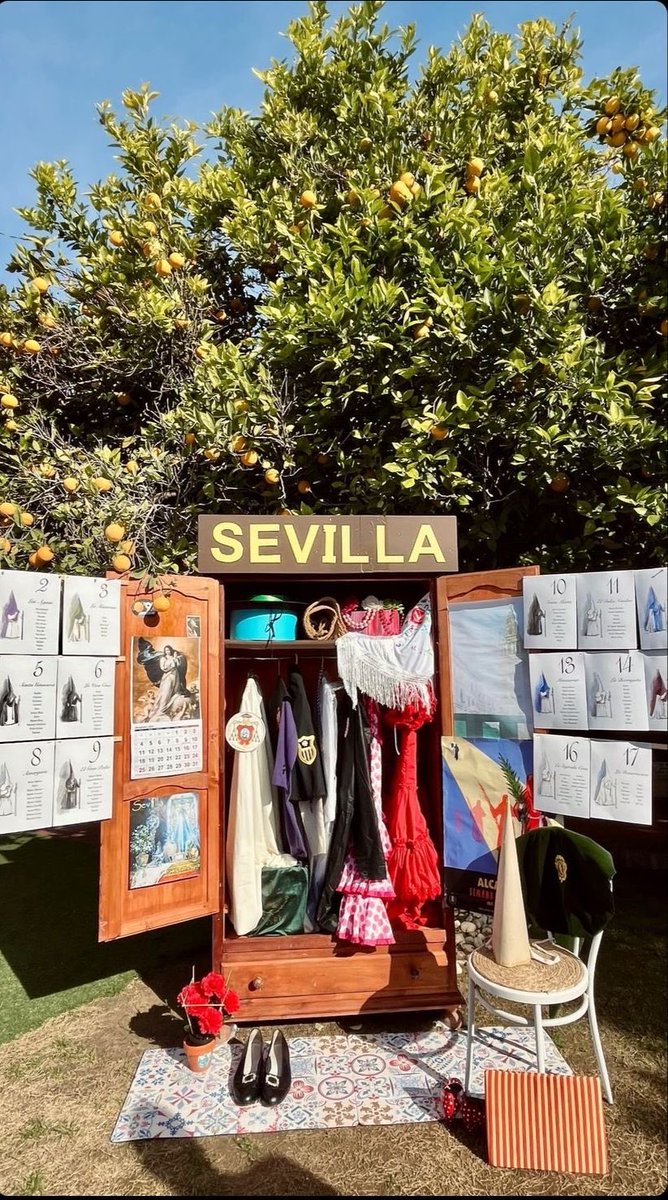 En una #boda celebrada ayer me hicieron llegar esta foto.
No se puede tener más arte.Óle por quien lo haya montado porque no le falta un perejil!
Y esos listados de mesas…#dearte
#cartelfiestasdeprimavera #sevilla #nonina