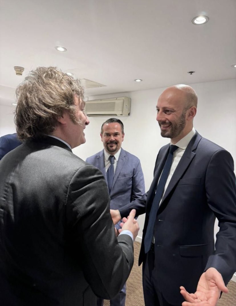The President-elect, Javier Milei, received Stanislas Guerini, Minister of Transformation and Public Service of France, who brought him a gift from President Emmanuel Macron. The representative of the French government will attend the presidential inauguration today.