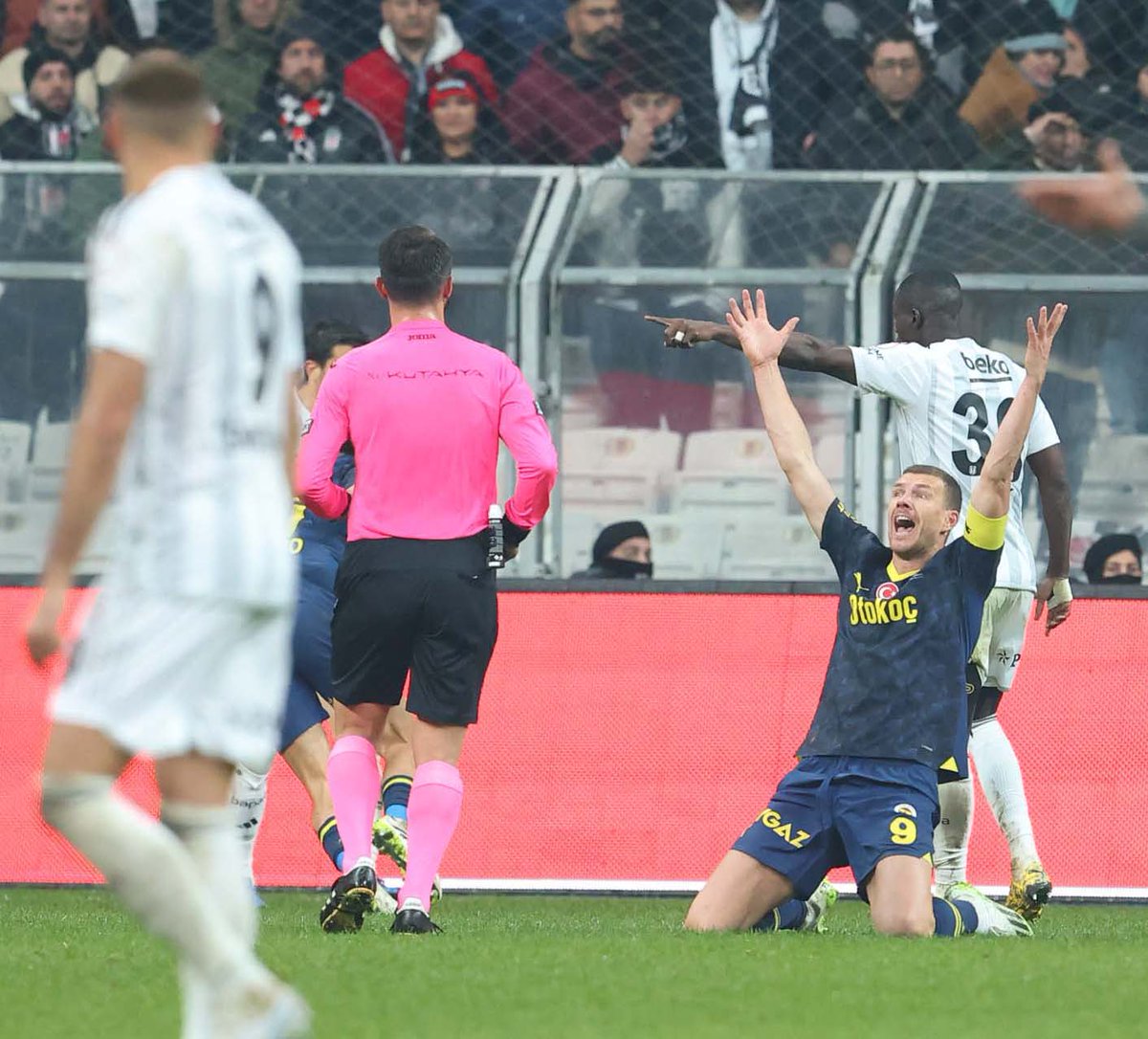 Ey Türk futbolunu Yönetenler...

Bu fotoğrafa iyi bakın...

Bu fotoğraf Türk Futbolunun yüz karasıdır...

Farklı milletlerden binlerce hakemin yönettiği Avrupa'nın en iyi takımlarında yüzlerce kez sahaya çıkmış Edin Dzeko bile, bu ülkede emirle, talimatla çalışan hakemlerinizin