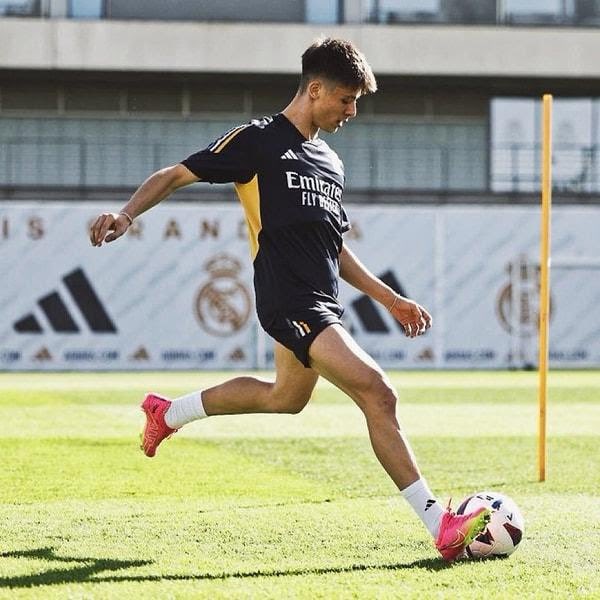 Arda Güler, 17 Aralık’taki Real Madrid-Villarreal maçında forma giyebilir.

A: Ooo süper haber izlenir
B: Sonunda ya bir maç görelim 
C: Bence oynamaz yine 

#realmadrid #ardagüler
