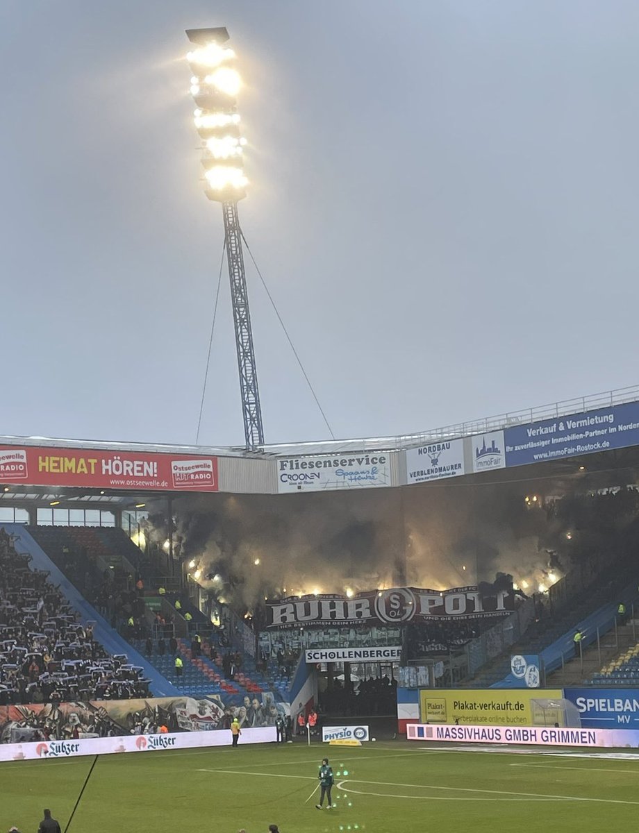 fanszenen_eu's tweet image. Rostock vs Schalke 🔥 10.12.2023

🔥🧨🔥

#fanszeneneu #fanszene #fchs04 #ruhrpott #s04 #schalkeultras #uge #ultrasgelsenkirchen #hugosgelsenkirchen #schalke #schalke04 #2bundesliga #ultras #pyroshow #pyrotechnik 

📸 Andreas Ernst