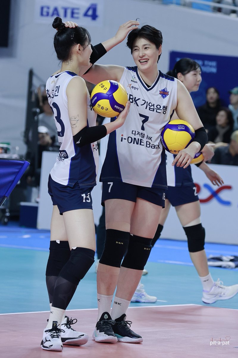 이사진 찍기전에 머리 위로 공이 빠르게 지나가서 맞을뻔 했다고 이야기 하는듯.
웃는 모습 너무 좋아 🩷
23.12.10 김천
#김희진