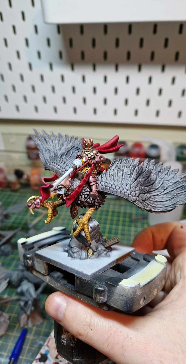 As my Order of the Brothermark army diversifies into Kingdoms of Brother-men, I need to add a few bits. First is the General on Winged Beast. This one is from the wonderful Gallia range from Highland Miniatures 

#kingsofwar #miniaturepainting #highlandminiatures