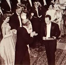 Albert Camus 07/11/1913 à Mondovi en Algérie 🇨🇵 et mort le 04/01/1960 à Villeblevin.
Prix Nobel de littérature 10/12/1957.
"En ce moment on lance des bombes dans les tramways d'Alger. Ma mère peut se trouver dans un de ses tramways. Si c'est cela la justice je préfère ma mère."