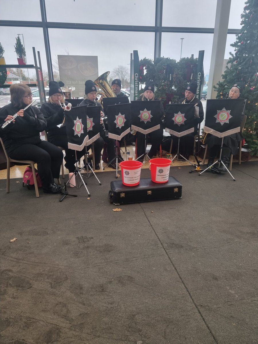 Today we're in Sainsbury's spreading some festive cheer 🎅