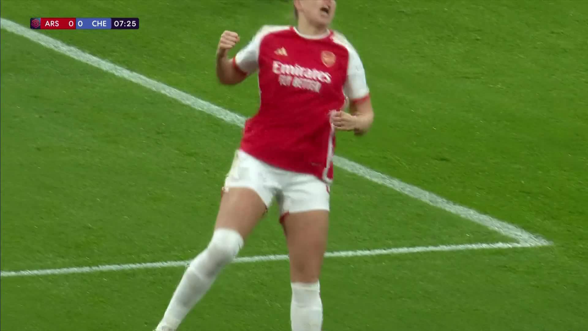 BETH MEAD MAKES THE EMIRATES ERUPT! 😱