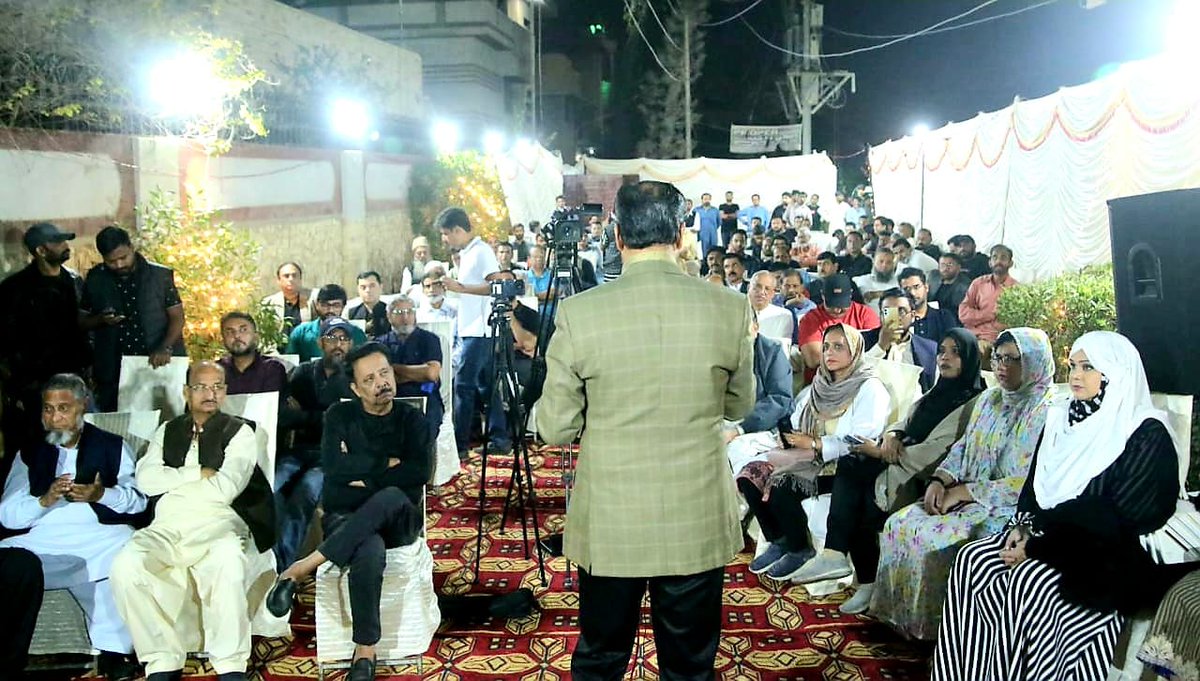 MSfyan3's tweet photo. مورخہ 9 دسمبر بروز ہفتہ
کراچی کے مسائل کا حل صرف متحدہ قومی موومنٹ کے پاس ہے، سینئر ڈپٹی کنوینر ایم کیو ایم پاکستان سید مصطفی کمال کی نارتھ ناظم آباد ریذیڈنس کمیٹی کے زیر اہتمام مختلف شعبہ ہائے زندگی سے تعلق رکھنے والے افراد سے فکر انگیز گفتگو...!!!
#MQMPakistan 
#MustafaKamal https://t.co/ZUqtpM9BLz
