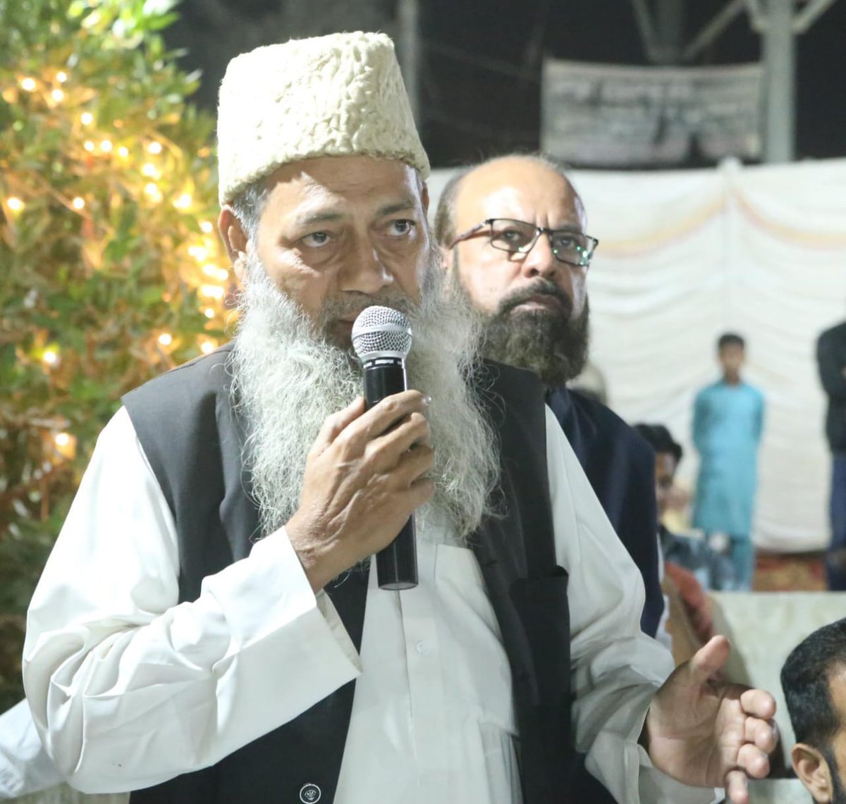 MSfyan3's tweet photo. مورخہ 9 دسمبر بروز ہفتہ
کراچی کے مسائل کا حل صرف متحدہ قومی موومنٹ کے پاس ہے، سینئر ڈپٹی کنوینر ایم کیو ایم پاکستان سید مصطفی کمال کی نارتھ ناظم آباد ریذیڈنس کمیٹی کے زیر اہتمام مختلف شعبہ ہائے زندگی سے تعلق رکھنے والے افراد سے فکر انگیز گفتگو...!!!
#MQMPakistan 
#MustafaKamal https://t.co/0ZKPgMu9gb
