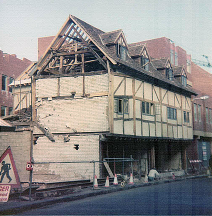 WINDSOR - 1976 - Peascod Street (lower) - with the reconstruction of Denny's - the timber framed building showing its age.
#Windsor #PeascodStreet
@RomneyWeir