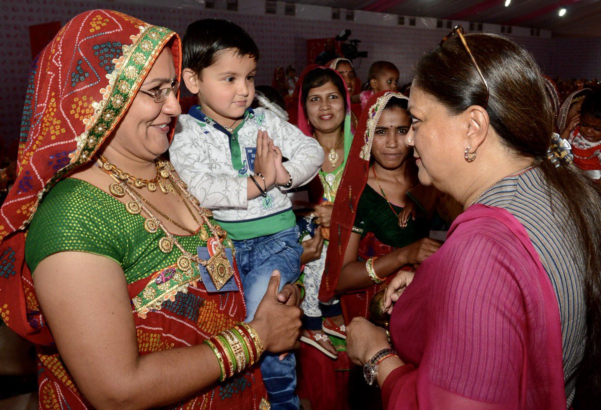 VasundharaBJP's tweet photo. हर व्यक्ति का स्वाभिमान एवं आत्मसम्मान बना रहे, इसके लिए मानव अधिकारों की रक्षा होना बेहद जरूरी है। राजस्थान में प्रत्येक नागरिक को खाद्य, न्याय, आर्थिक सहित हर अधिकार मिले इसके लिए हमारी भाजपा सरकार ने विभिन्न योजनाओं का संचालन किया था। चाहे अन्नपूर्णा रसोई के तहत 8 रु में भरपेट भोजन प्रदान करना हो, न्याय आपके द्वार के माध्यम से गांव-गांव जाकर वर्षों पुराने मुकदमे निपटाने हो। या फिर प्रधानमंत्री जी के बेटी बचाओ - बेटी पढ़ाओ अभियान से प्रेरणा लेकर राजश्री के तहत बेटी के जन्म से 12वीं कक्षा की पढ़ाई तक 50 हजार रु की आर्थिक सहायता देनी हो।

भाजपा सरकार ने हर वह प्रयास किया, जिससे समाज के प्रत्येक व्यक्ति तक उन्नति का उजियारा पहुंचा तथा मानव अधिकारों की सुरक्षा सुनिश्चित हुई। 

#HumanRightDay #HumanRights