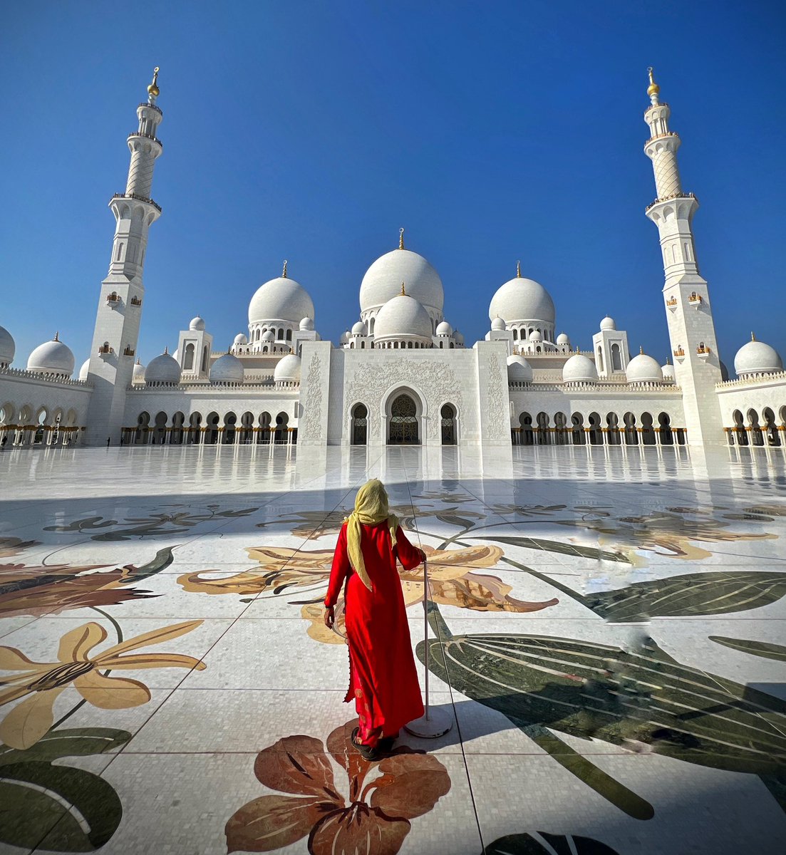 elrincondesele's tweet photo. Una escala aérea en Abu Dhabi da para disfrutar algunos rincones formidables. La gran mezquita de mármol es una excusa convincente para detenerse en la ciudad emiratí. 

#ViajaconSele @Xploreviajes https://t.co/b1MdiVjPEi