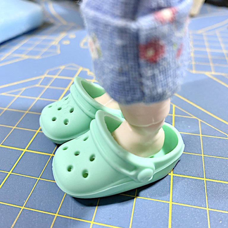 yofune_arou's tweet photo. セリアにもあった、サンダル指サック。
セリアドール大にはちょっと大きい。
1/6男子には全然だめだ。
オビツ30がぴったりだったw
すぐ脱げそうだけど。 https://t.co/oSo7mx4pNg