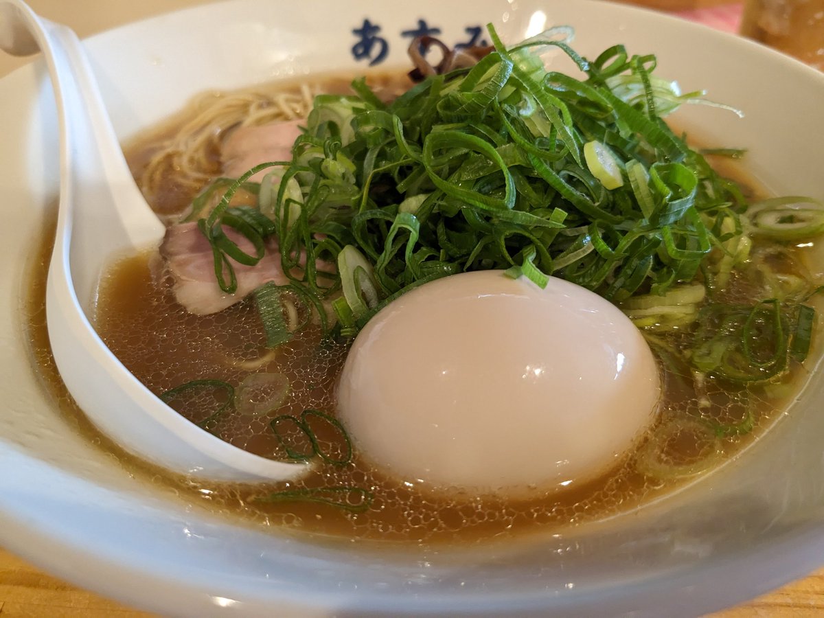ATF54_71's tweet photo. 一橋学園駅北口にある「麺や あすみ」で煮干しらぁ麺（味玉、九条ネギトッピング）🍜と餃包（ぎょうぱお）🥟😋ﾔｯﾊﾟｳﾒｰ

その後に寄った「春夏秋冬」という居酒屋も良かった😚🍺 https://t.co/kKUuNIvHs6