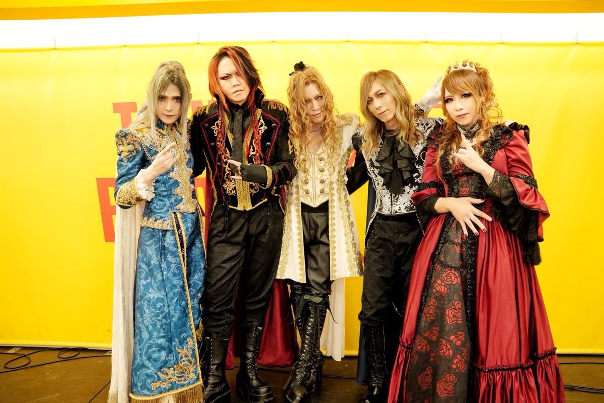【#タワレコ新宿イベント】
#Versailles 「15th Anniversary Tour -Holy Grail-」 INSTORE EVENT終了後にお写真頂きました📷
ファンの皆様と過ごす、かけがえのない時間となりました…！本当に、本当にありがとうございました🌹