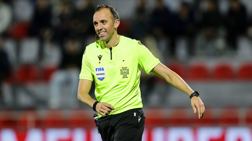 Varandas arrasa João Pinheiro: "Não há um sportinguista que não esteja traumatizado quando vê João Pinheiro" ⬇️🗣️

"Já está mais do que digerido [a derrota]. O que aconteceu é claro, é unânime e não é preciso dizer muito. Antes do intervalo, um lance que nos faria ir para o