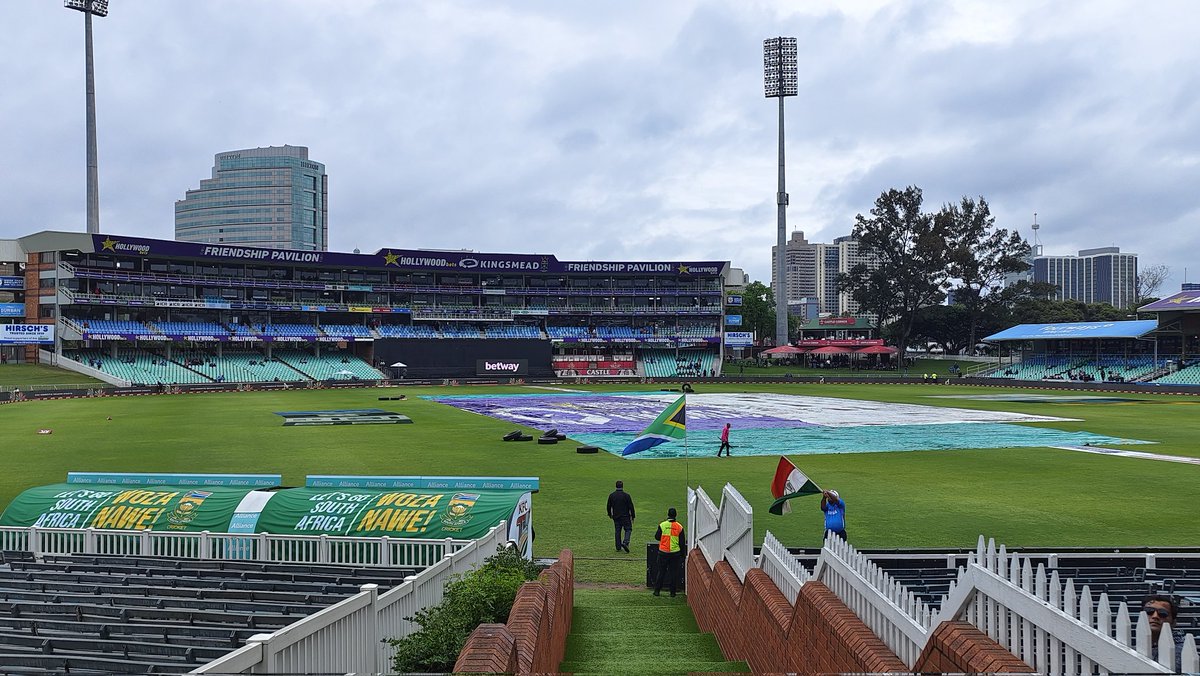Bannu0518's tweet photo. It's raining at Kingsmead currently and covers on.
#INDvPAK #INDvsSA #SAvsIND #BoycottZara #HaneyPrograis #bbclaurak #SouthAfrica #Gaza https://t.co/RrcLNC4170