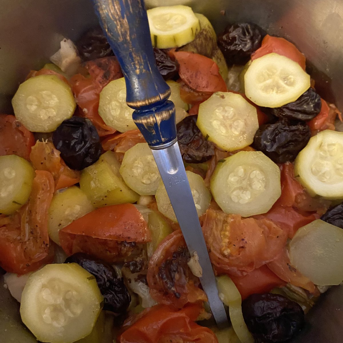 G27Marco's tweet photo. Ce midi c’est #tajine #maison #vegetarien ou #viande et sa #semoule! Bravo Joce! C’est parfait #repas super #chef https://t.co/K1Fbc0yHbz