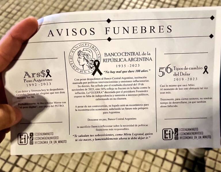 Panfleto repartido ayer en el "funeral" al BCRA, foto de La Nación. Por militantes de Milei fuera de la realidad. El Presidente eligió exactamente la línea opuesta: no baja el Central y no dolariza, porque no sabe y no puede. Trajo a Bausili y a Caputo por eso, establishment.