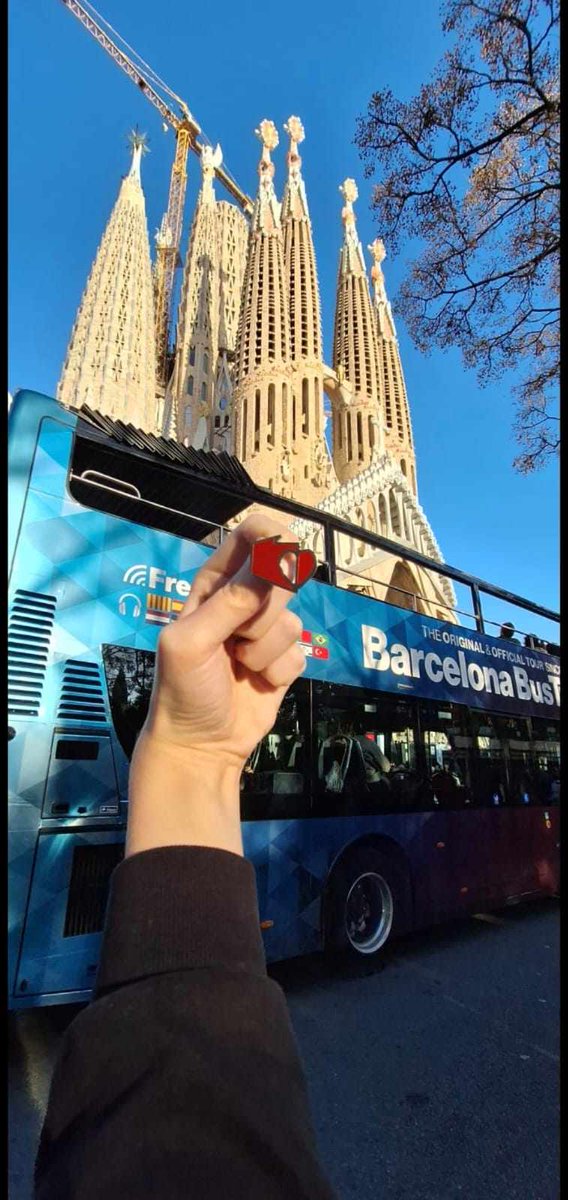 PolandHomeland's tweet photo. Kolejne zdjęcie naszej przypinki Love My Homeland, które otrzymaliśmy od Pana Tomasza mieszkającego na co dzień w Barcelonie🤩 Dziękujemy👍
#Polonia #LMH #LoveMyHomeland #Poland #DumaZPolski https://t.co/ns5aSXSLDd