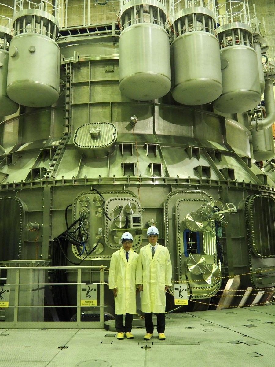 meti_NIPPON's tweet image. 西村大臣は、茨城県にて、#量子科学技術研究開発機構（#QST）の那珂研究所を訪問。
先日、初プラズマを達成した #核融合 実験装置JT-60SAなどを視察し、国際共同開発を進める #ITER 計画やその先の原型炉開発などについて意見交換しました。#meti_daijin