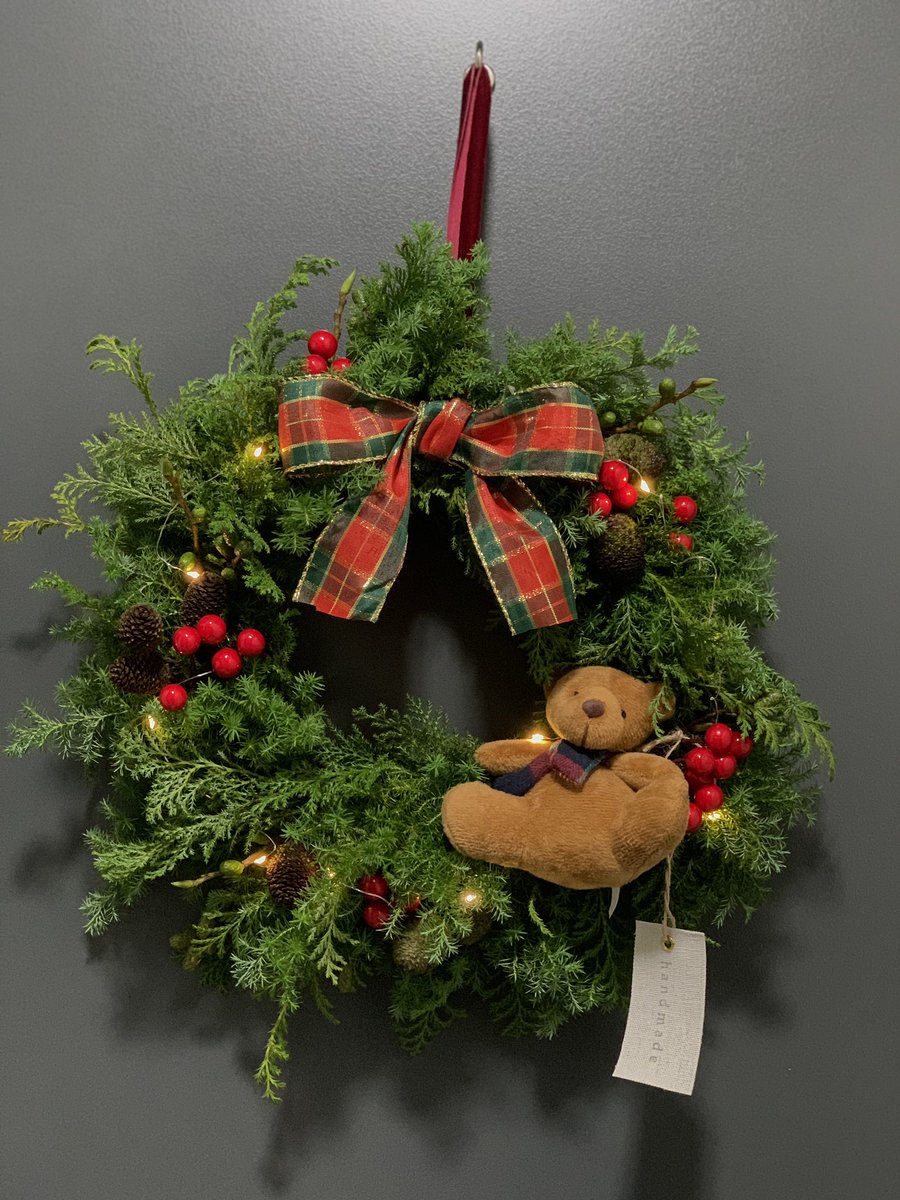 저번달부터 생화리스 만들고싶어서 
이것저것 보다가 
드디어 오늘 만들었어요🎄🧸