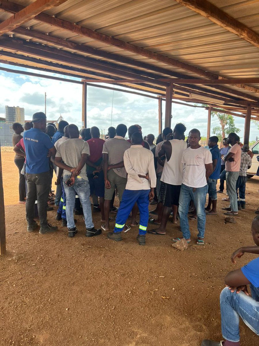 DelgadoCabo's tweet photo. #Montepuez
There is a strike at Gemrock. Workers expect for 5 months salary ... https://t.co/9coZnMDXQO