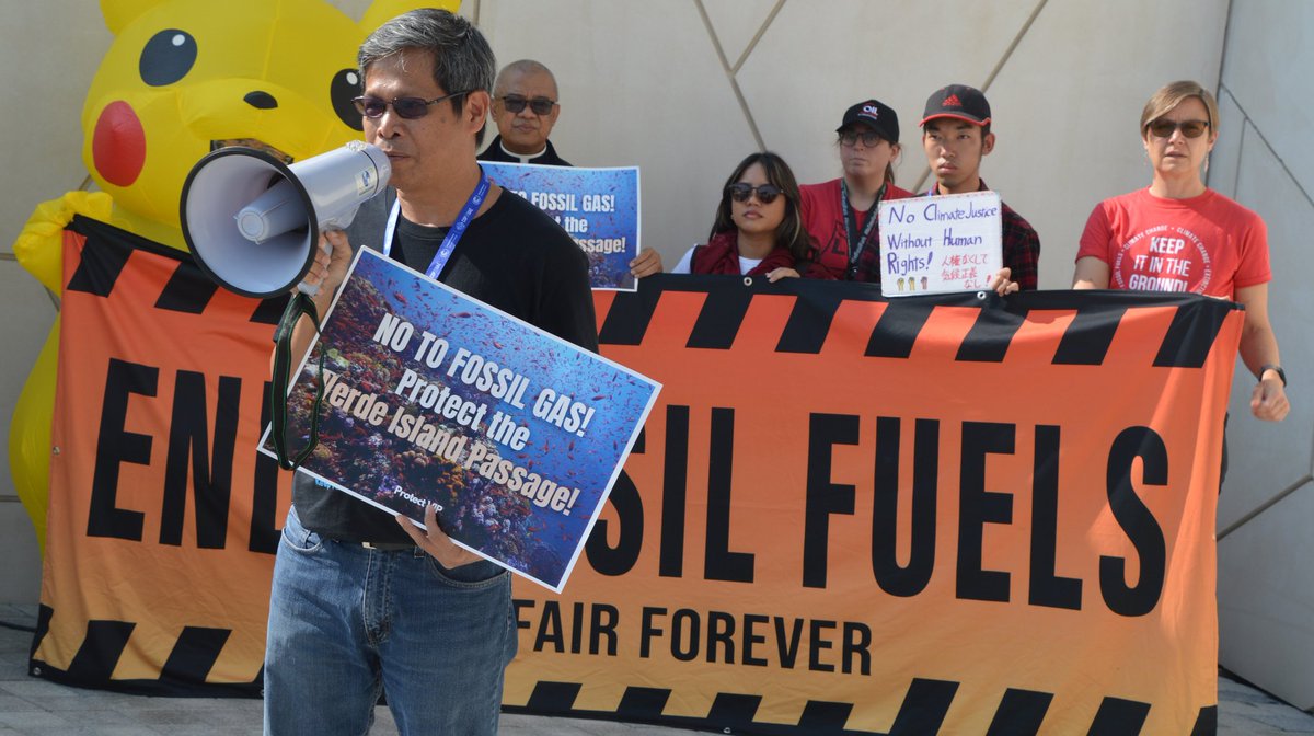 Catholic priest Edwin Gariguez of Centre for Energy, Environment, and Development in the Philippines leads other protesters from South East Asia at COP28 in Dubai, UAE demanding climate justice. @MeshaScience @IDRC_ESARO #ClimateAction #ClimateEmergency @COP28_UAE