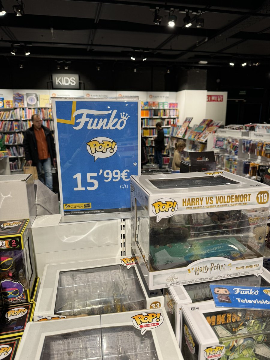pablomolinero's tweet photo. Hola @Fnac_ESP es un poco feo hacer publicidad engañosa. En este cartel pone claramente que los Funko tienen un precio de 15,99€ salvo que diga lo contrario la caja.

Mi hijo quería el de Harry Potter y Voldemort de regalo de santo porque entraba en su presupuesto (sigue) 👇 https://t.co/BjoyFzNEN2