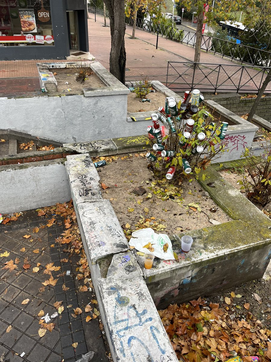 Hola, <a href="/Lineamadrid/">Línea Madrid</a> este rincón, junto a la estación de Cercanías de Aravaca, es finde tras finde un estercolero. Jóvenes que hacen botellón dejando todo lleno de MIERDA. Les invito a que tomen medidas
Gracias
Pd: hay hasta arbolito de Navidad de cervezas