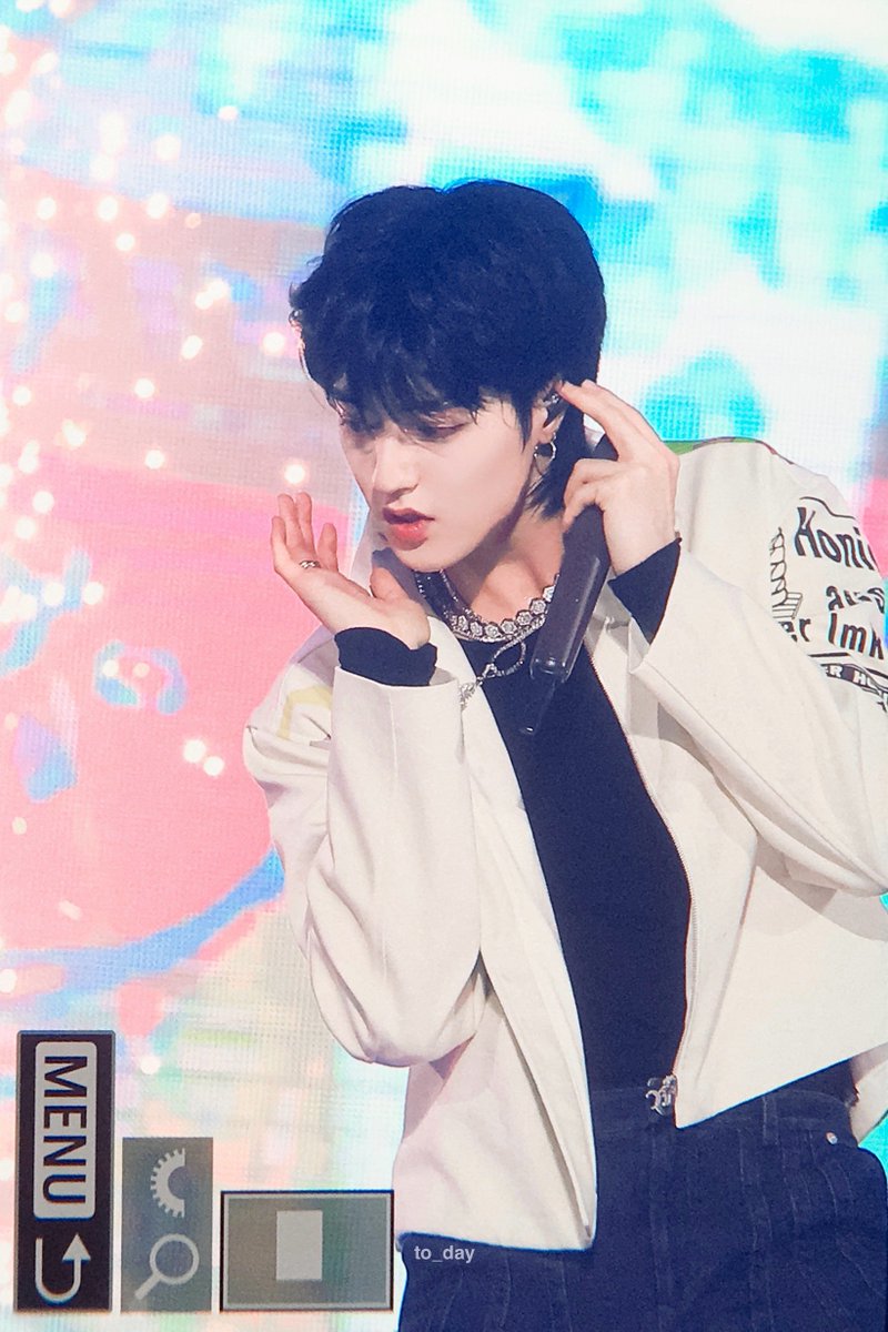 TO_DAY04's tweet photo. 231210 케이링크 

다라라라라리 🎶👉🏻🎧👈🏻

#트레저 #하루토 #TREASURE  #HARUTO #ハルト #温斗 https://t.co/6OCC5NJ01a