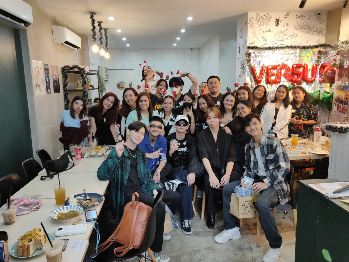 Ver5us with Allies during the Allies Official Cupsleeve Event

Thank you Allies for coming ❤️

<a href="/_ver5usofficial/">VER5US</a>
#UnderTheMistletoeCSE
