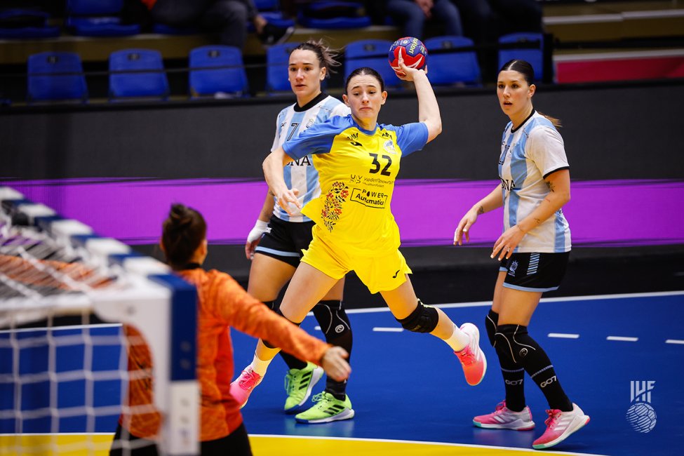 #DENNORSWE2023 

#LaGarra cerró su actuación en el Mundial con triunfo por 25-20 ante Ucrania 🇺🇦. Gran tarea de la portera Carratú y Malena Cavo fue la goleadora del equipo de <a href="/Dadygallardo/">Dady Gallardo</a> con seis goles

📷 IHF
Video <a href="/TyCSportsPlay/">TyC Sports Play</a>