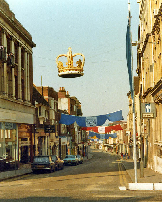 WINDSOR - 1977 - Silver Jubilee of Elizabeth II - Peascod Street (note now a One Way System!

#Windsor #PeascodStreet #QEII_SilverJubilee_1977
@RomneyWeir