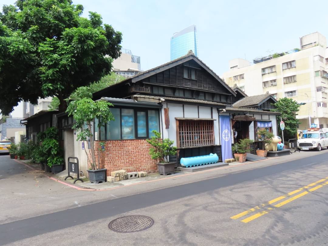 komishow0224's tweet photo. 台中 2023/10/19

旧日本家屋をたまに見掛ける。多くは飲食店として現役で使用されている

１-2枚目⇒咖波屋 Bugcat Capoo House
台湾のキャラクターでポケモンぽいやつ。

3-4枚目⇒禾農豊食　　台湾料理

#台湾 #Taiwan #travel #台中 #Taichung #咖波屋 #Bugcat_Capoo_House #Bugcat_Capoo #Capoo https://t.co/BbB8rTP0TK