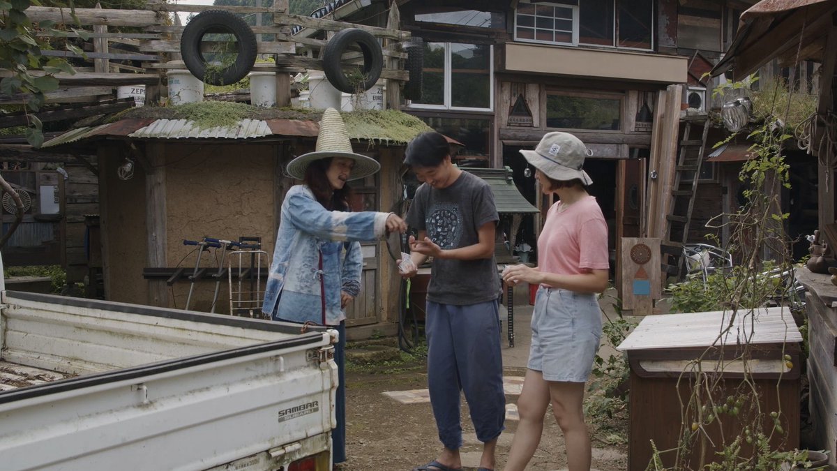 貨幣価値」とは 自分が納得してもしなくても、既に定められているものであり、また自分の想定と関係なく、しれっと下落や上昇をするものである。とされている。しかし『ロマンチック金銭感覚』 はそこに問いを発する。「貨幣価値を、自分とその関わる他者が双方納得して育む ...