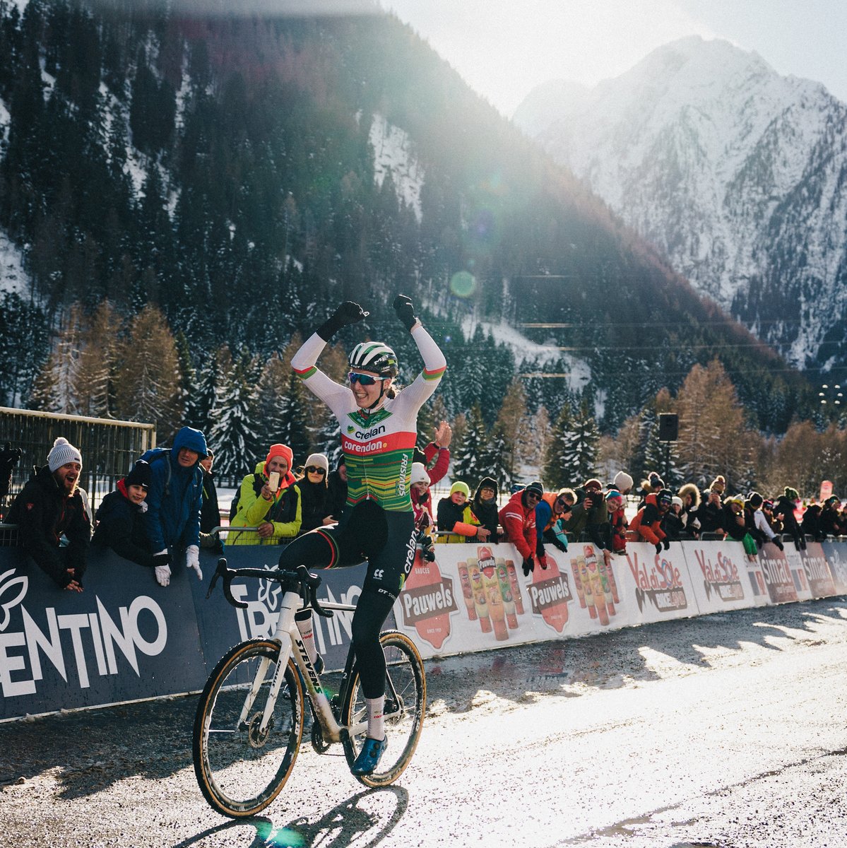 Manon Bakker (NED) 🥇 Women Elite CX 

A special day! After a close battle with Alvarado, Bakker takes her first ever UCI CX World Cup win and a career best in a snowy Val di Sole, Trentino. 

@SportPic_Agency #CXWorldCup
