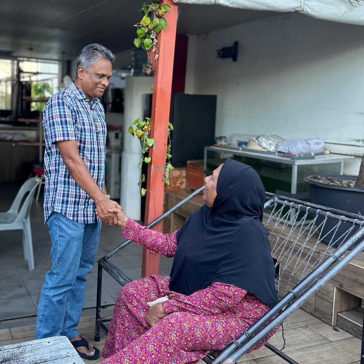 MDP Secretariat (@mdpsecretariat) on Twitter photo މާލޭ ސިޓީ މޭޔަރު ކަމަށް ވާދަކުރައްވާ އެމްޑީޕިގެ ކެންޑިޑޭޓް <a href="/adamazim/">Mayor of Male’ City - Adam Azim</a> ގަލޮޅު ދެކުނު ދާއިރާއަށް ދޮރުން ދޮރަށް މިއަދު ވަޑައިގެން، އެދާއިރާގެ ރައްޔިތުންގެ ކަންބޮޑުވުންތަކާއި ޚިޔާލުތައް އަޑުއެއްސެވުން މާލޭ ސިޓީ މޭޔަރު ކަމަށް ވާދަކުރައްވާ އެމްޑީޕިގެ ކެންޑިޑޭޓް <a href="/adamazim/">Mayor of Male’ City - Adam Azim</a> ގަލޮޅު ދެކުނު ދާއިރާއަށް ދޮރުން ދޮރަށް މިއަދު ވަޑައިގެން، އެދާއިރާގެ ރައްޔިތުންގެ ކަންބޮޑުވުންތަކާއި ޚިޔާލުތައް އަޑުއެއްސެވުން