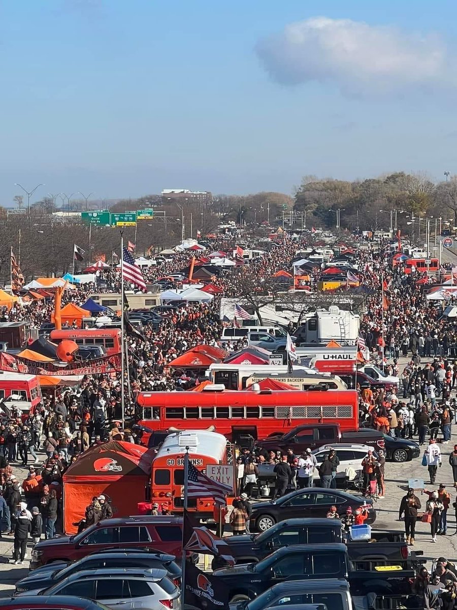 kingdini10's tweet photo. Live look at the muni lot as of 8am #Browns https://t.co/4biODwyMZN