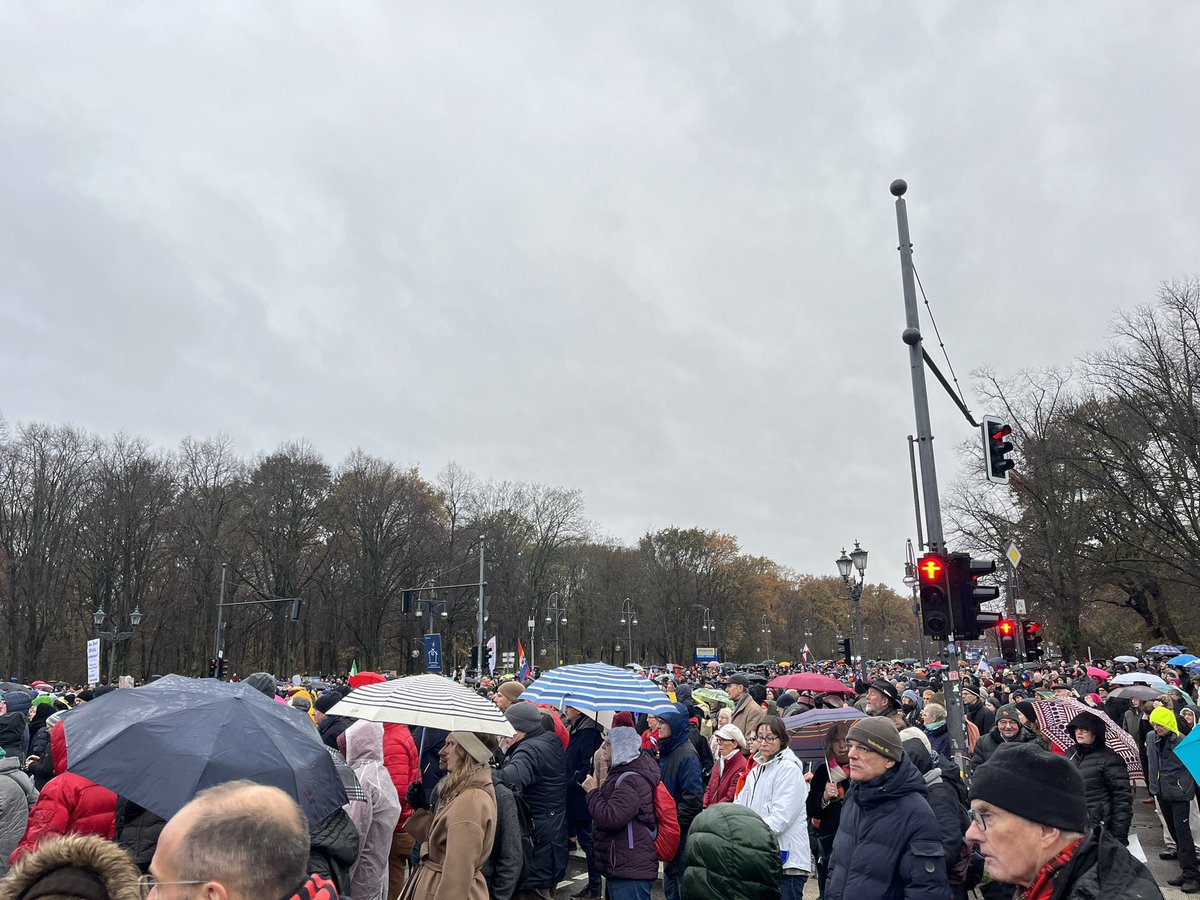 wanderwitz's tweet photo. #niewiederistjetzt #Berlin Gegen Antisemitismus, Rassismus und Fremdenfeindlichkeit. Für jüdisches Leben in Israel, Deutschland und der Welt. 🇮🇱🇩🇪 @baerbelbas https://t.co/JnH4WXLCE0