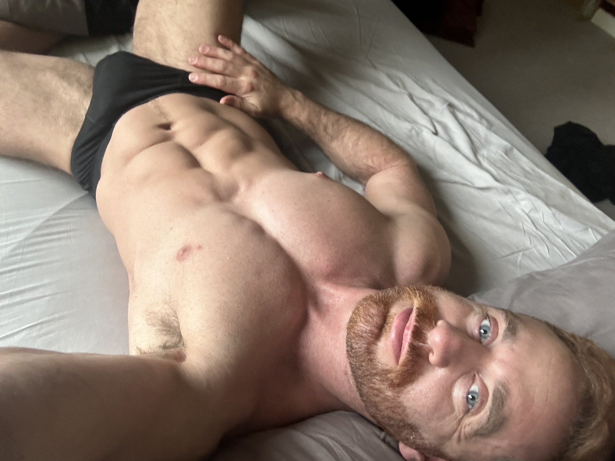 2 pic. Who wants to come warm my bed with me? https://t.co/91Lk7dauLk