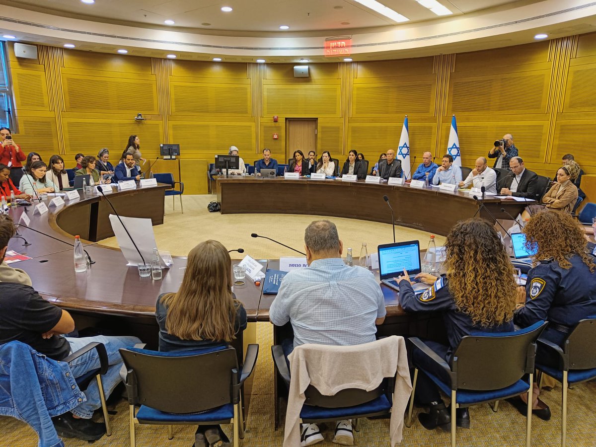 Meravbenari's tweet image. היום התכנסה הועדה לבטל על דיון מהיר שיזמתי בנושא חלוקת הנשקים וחוסר התיאום מול משרד הרווחה.
עד היום הוגשו קרוב ל260 אלף בקשות חדשות לכלי נשק, כרגע ידוע לי על 4 בלבד שנפסלו משיקולי רווחה.
לכאורה, דיון סופר מקצועי, לא קשור לימין ושמאל, בטח שאין קואליציה ואופוזיציה על נשים שעלולות…