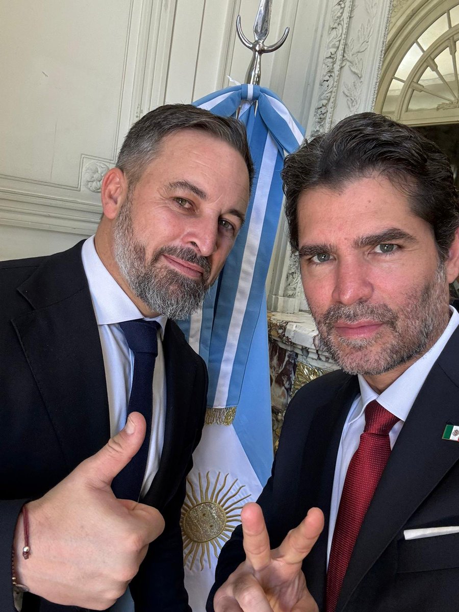 Santi_ABASCAL's tweet photo. Con el gran @EVerastegui , buen amigo, y esperanza para un México libre, en Buenos Aires con motivo de la asunción de @JMilei
#BuenosAires https://t.co/FtcdW6G1D7