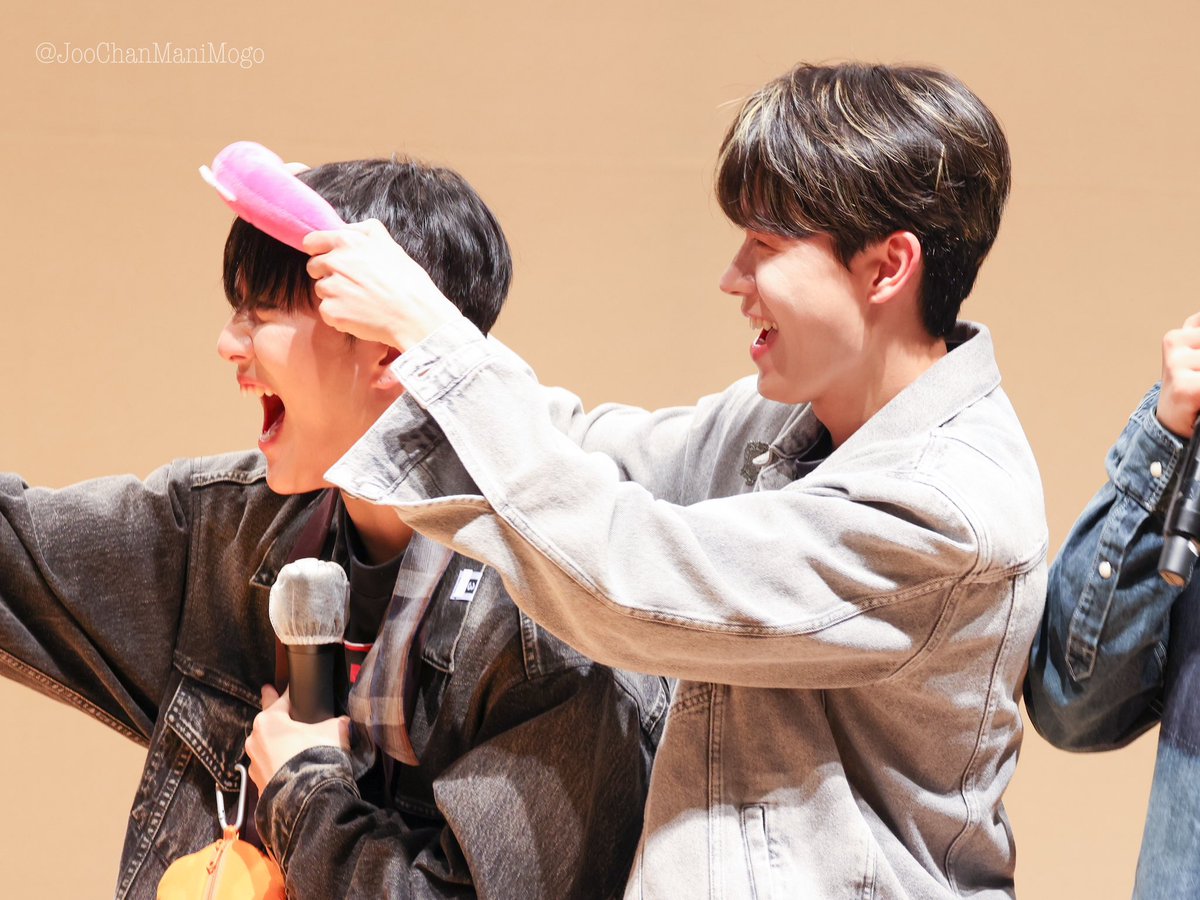 JooChanManiMogo's tweet photo. 1110 케타포

동현이도 장난 칠줄 알아요~!

#골든차일드 #김동현 #동현 #홍주찬 #주찬 #GoldenChild #DONGHYUN #JOOCHAN https://t.co/VvsYAVmtEc