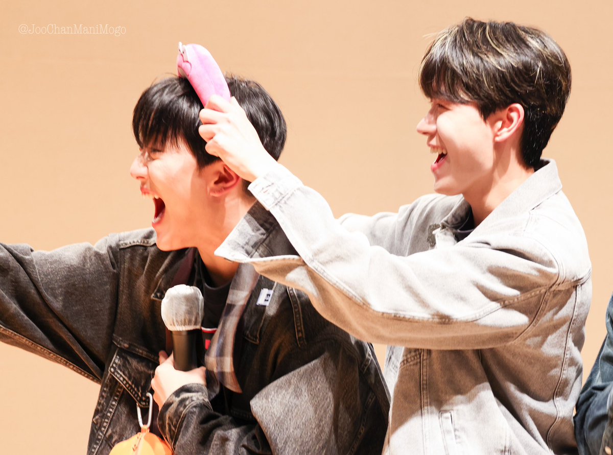 JooChanManiMogo's tweet photo. 1110 케타포

동현이도 장난 칠줄 알아요~!

#골든차일드 #김동현 #동현 #홍주찬 #주찬 #GoldenChild #DONGHYUN #JOOCHAN https://t.co/VvsYAVmtEc