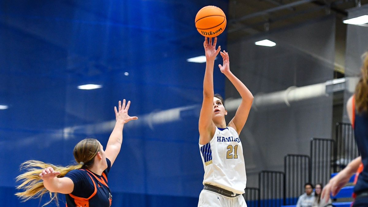 Ice in her veins! Kendall Harris '27 makes three free throws with 1.2 seconds left to lift Continentals to its 10th straight win, a 64-63 victory over the University of Rochester. bit.ly/3ThhSbS #LetsGoBlue #HamCollSports @HamCollWBBall