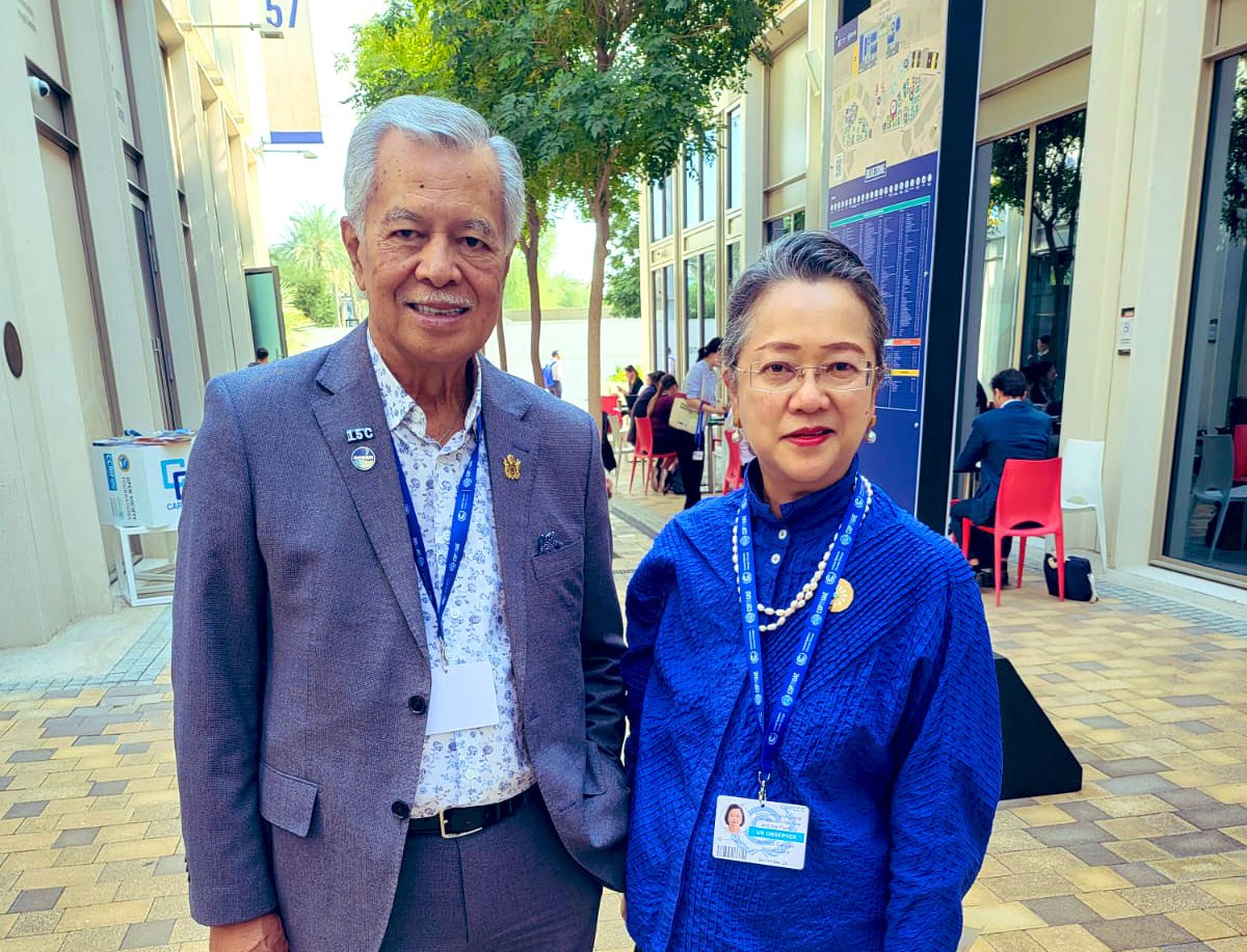Great to reconnect with <a href="/UNESCAP/">United Nations ESCAP</a> Executive Secretary Armida Salsiah Alisjahbana in the walkways of <a href="/COP28_UAE/">COP28 UAE</a> - looking forward to more #Pacific2050 partnerships in 2024!