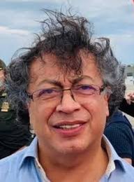 fergiraldow's tweet image. ¿Si pudieras votar para elegir el presidente en COLOMBIA, por quién votarías?

🔁 Bukele
❤️ Petro
💬 Comenta 👇